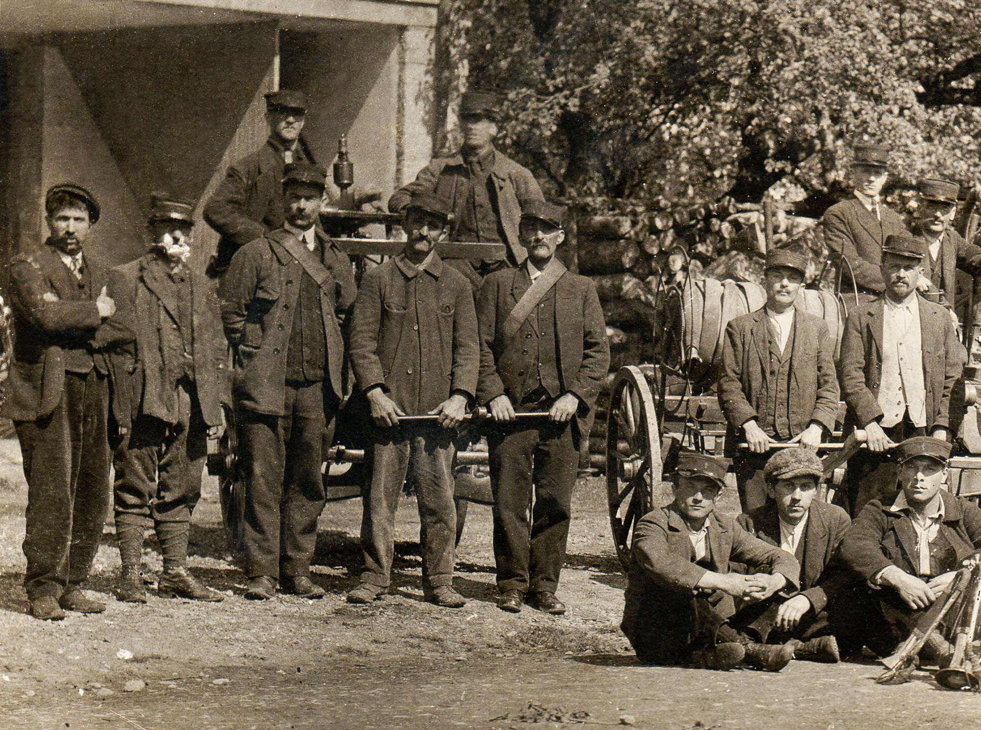 Photo ancienne des pompiers de Taninges.